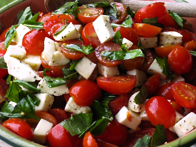 Caprese Salad with Grape Tomatoes, Mozzarella & Basil