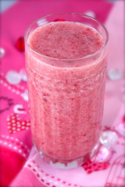 Looking for a delicious, fruity Strawberry, Banana, and Pineapple Smoothie? Fruity, Delicious, and Healthy!