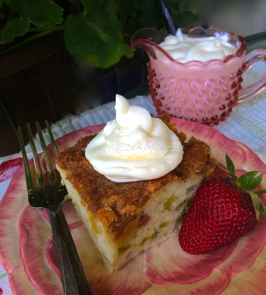 Rhubarb streusel cake with mascarpone cream