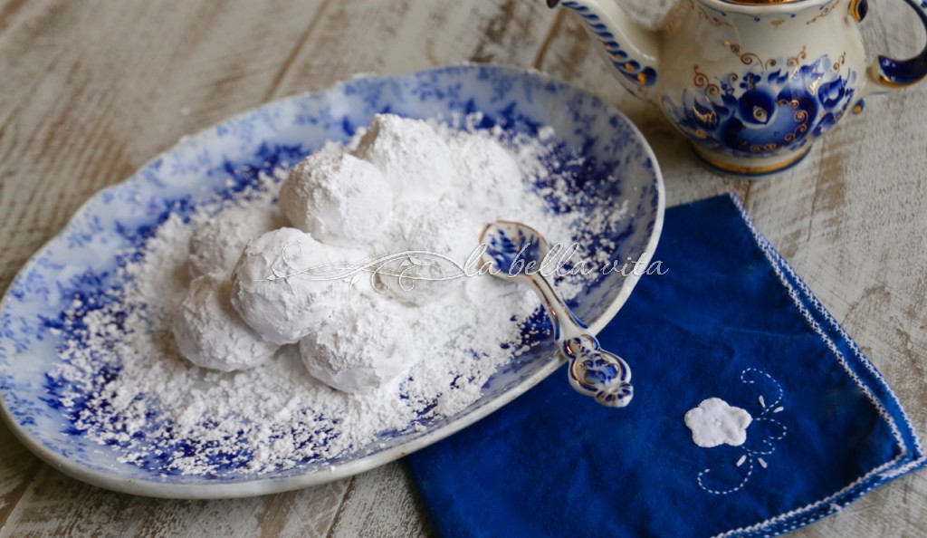 Greek Wedding Cookies Kourabiethes / Kourabiedes