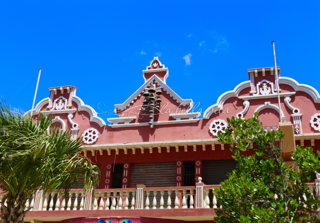 What to see in Aruba Color and Architecture