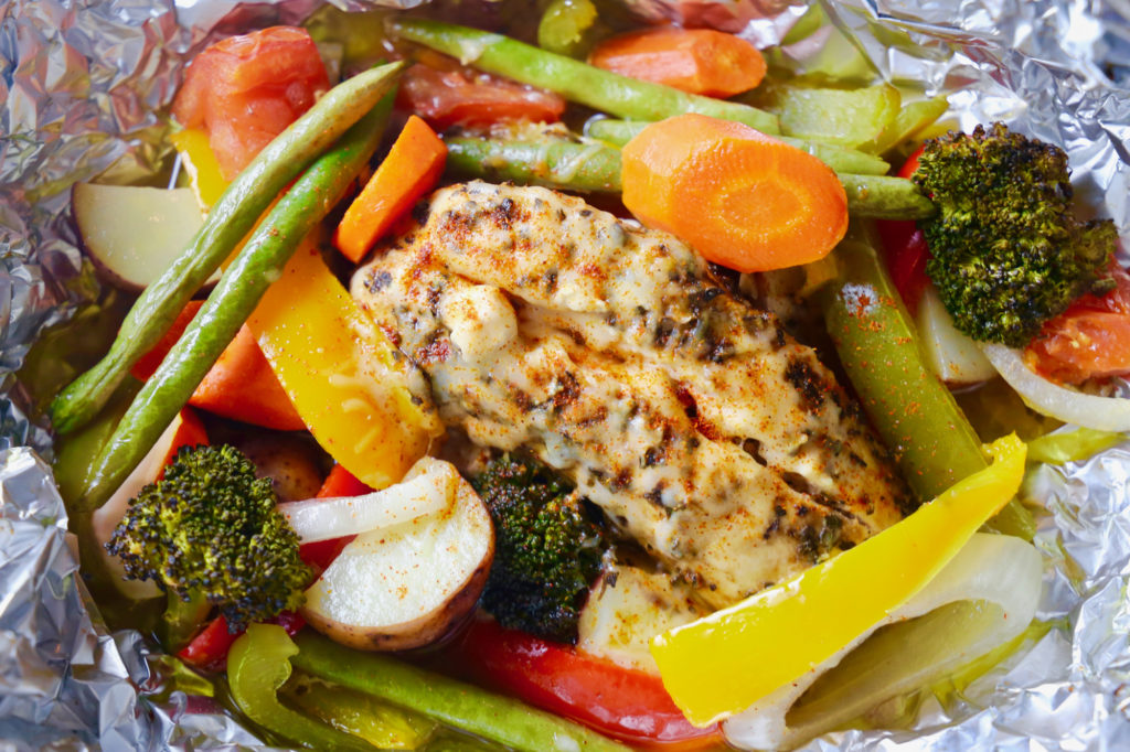 Cheesy Italian Chicken and Vegetables Foil Packets ! Oh so easy and delicious! Beautiful too! Your family will love this recipe! BUON APPETITO! La Bella Vita Cucina ~ italianbellavita.com #foilpacket #foilpackets #foil #packet #italian #chicken #pollo #vegetables #cheese #cheesy #easy #recipe #roast