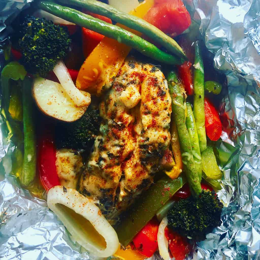 Cheesy Italian Chicken and Vegetables Foil Packets ! Oh so easy and delicious! Beautiful too! Your family will love this recipe! BUON APPETITO! La Bella Vita Cucina ~ italianbellavita.com #foilpacket #foilpackets #foil #packet #italian #chicken #pollo #vegetables #cheese #cheesy #easy #recipe #roast